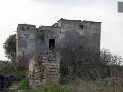Qui tra l�altro si trova un altro edificio storico: una settecentesca masseria fortificata, ormai ridotta a rudere. Facendo attenzione a dove mettiamo i piedi tentiamo di raggiungere la struttura a base rettangolare che si sviluppa su due piani